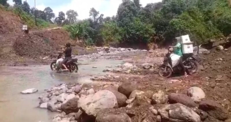 Kendaraan saat melintas sungai Way Tuba, penghubung Pekon Sanggi dan Atar Lebar, Bandar Negeri Semuong, Tanggamus, Rabu 6 Agustus 2025 | Dok. Ist.