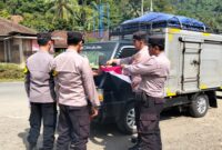 Anggota Polsek Semaka saat memasang bendera di kendaraan yang melintasi Jalinbar Tanggamus, Jumat 8 Agustus 2025 | Dok. Humas Polres Tanggamus.