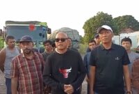 Tokoh masyarakat Lampung Utara saat memberikan izin sementara truk batu bara melintas, Jumat 8 Agustus 2025 | Fran Klin/Media Prioritastv.com.