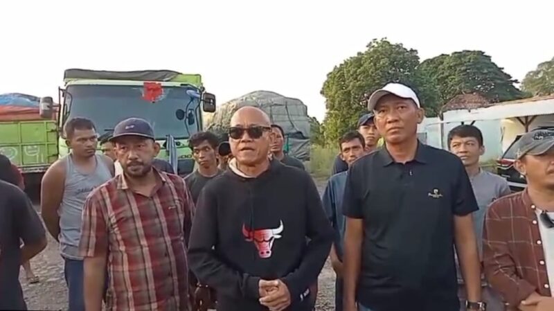 Tokoh masyarakat Lampung Utara saat memberikan izin sementara truk batu bara melintas, Jumat 8 Agustus 2025 | Fran Klin/Media Prioritastv.com.