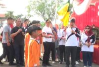 Bupati Tanggamus Moh. Saleh Asnawi saat melepas peserta gerak jalan di Taman Soekarno, Kota Agung, Sabtu 9 Agustus 2025 | Herdi/Media Prioritastv.com.