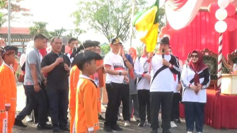 Bupati Tanggamus Moh. Saleh Asnawi saat melepas peserta gerak jalan di Taman Soekarno, Kota Agung, Sabtu 9 Agustus 2025 | Herdi/Media Prioritastv.com.