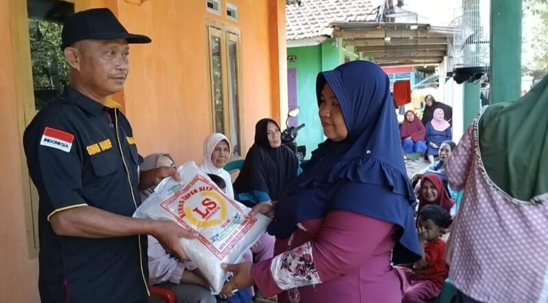 Mewakili Ketua DPC Granat Tanggamus Agus Ciek, Kepala Biro Media Prioritastv.com Tanggamus, Herdi saat menyerahkan bantuan beras kepada warga, Minggu 10 Agustus 2025 | Asrul Ariski/Media Prioritastv.com.