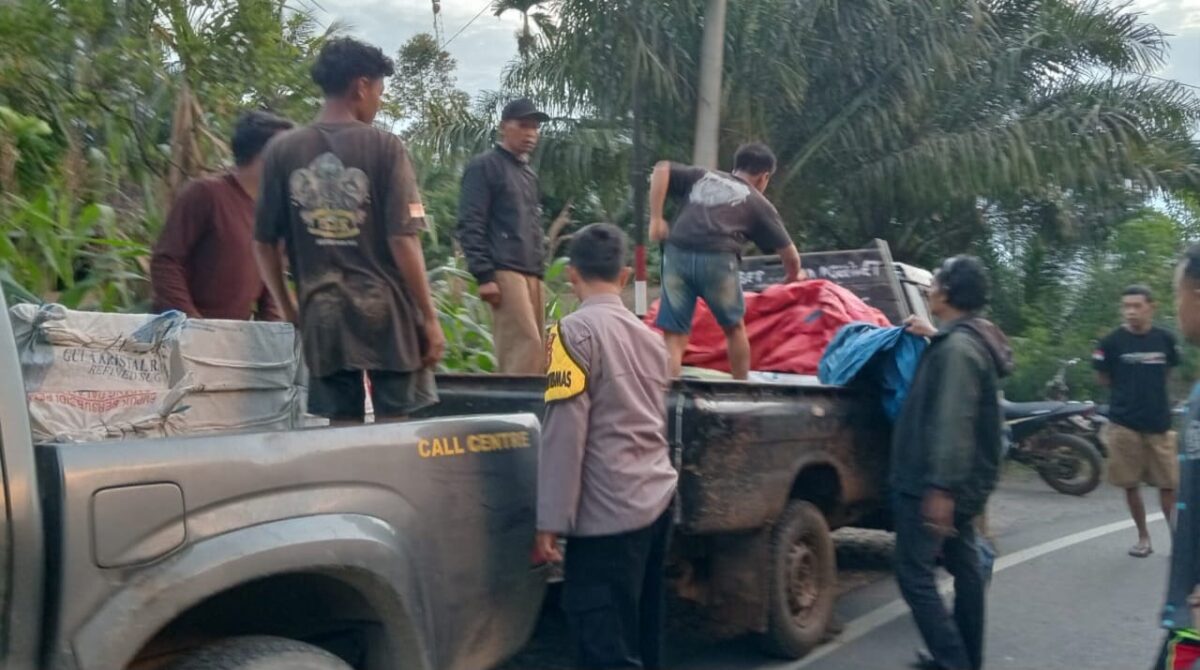 Polisi saat melakukan penyergapan lima pencuria baterai PLTS di Pekon Wargomulyo, Semaka, Tanggamus, Sabtu 9 Agustus 2025 | Dok. Humas Polres Tanggamus.