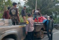Polisi saat melakukan penyergapan lima pencuria baterai PLTS di Pekon Wargomulyo, Semaka, Tanggamus, Sabtu 9 Agustus 2025 | Dok. Humas Polres Tanggamus.