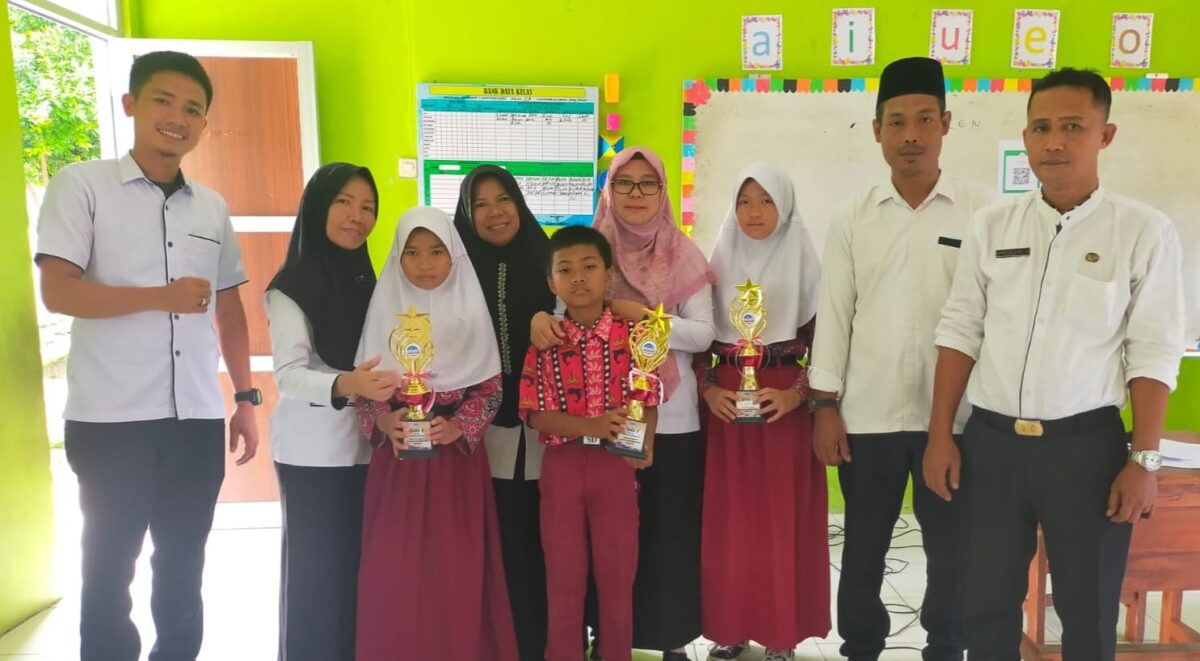 Ketiga pelajar SDN 1 Kota Agung Timur saat menunjukan piala bersama kepala sekolah dan dewan guru, Senin 11 Agustus 2025 | Herdi/Media Prioritastv.com.