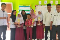 Ketiga pelajar SDN 1 Kota Agung Timur saat menunjukan piala bersama kepala sekolah dan dewan guru, Senin 11 Agustus 2025 | Herdi/Media Prioritastv.com.