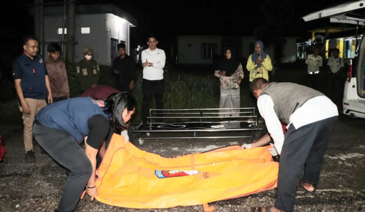 Jenazah Akbar Tanjung Alias Aco saat diserahkan kepada pihak keluarga usai pembongkaran makamnya di RSUD Batin Mangunang, Senin 11 Agustus 2025, malam | Herdi/Media Prioritastv.com.