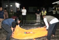 Jenazah Akbar Tanjung Alias Aco saat diserahkan kepada pihak keluarga usai pembongkaran makamnya di RSUD Batin Mangunang, Senin 11 Agustus 2025, malam | Herdi/Media Prioritastv.com.