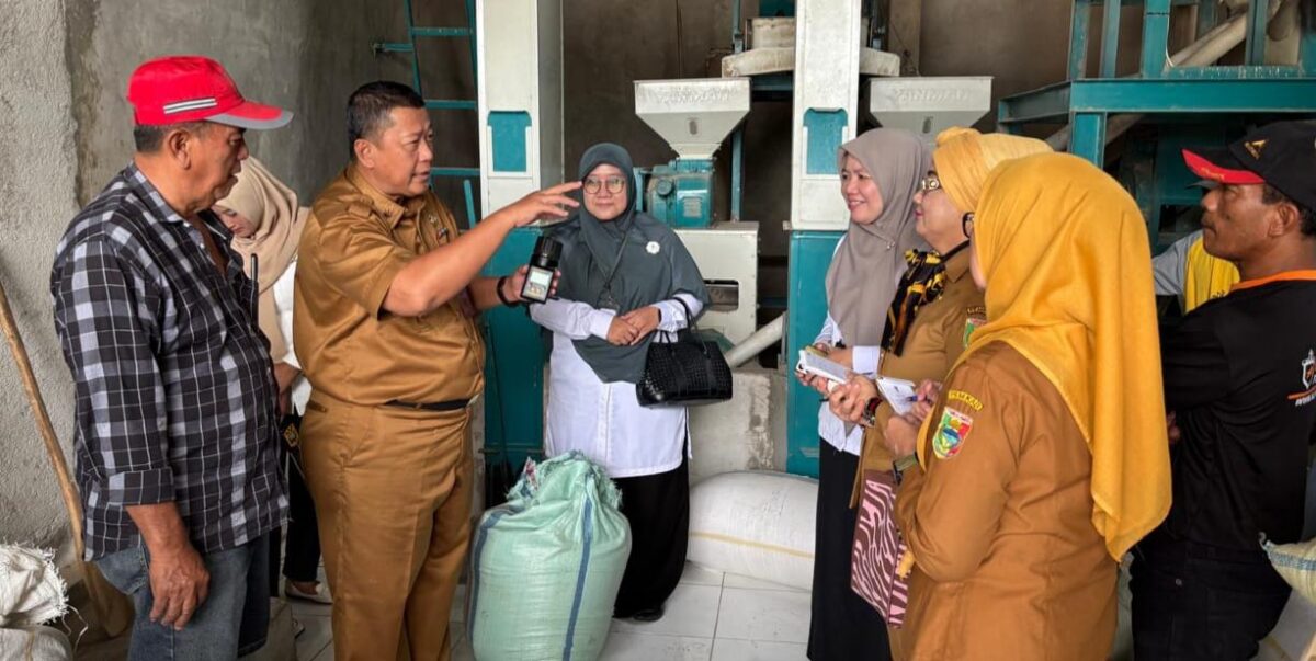 Asisten Perekonomian dan Pembangunan Hendra Wijaya Mega saat memberikan penjelasan terkait Survey Konversi Gabah Beras di Gunung Alip, Selasa, 12 Agustus 2025 | Herdi/Media Prioritastv.com.