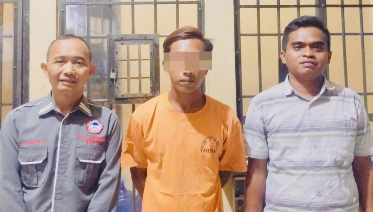 Tersangka RI warga Pekon Gisting Atas, Gisting, Tanggamus saat akan dijebloskan ke sel tahanan, Rabu 13 Agustus 2025 | Dok. Humas Polres Lampung Tengah.