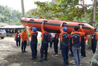 Peserta melakukan angkat perahu karet dalam pelatihan water rescue BPBD Tanggamus, Rabu 13 Agustus 2025 | Herdi/Media Prioritastv.com.