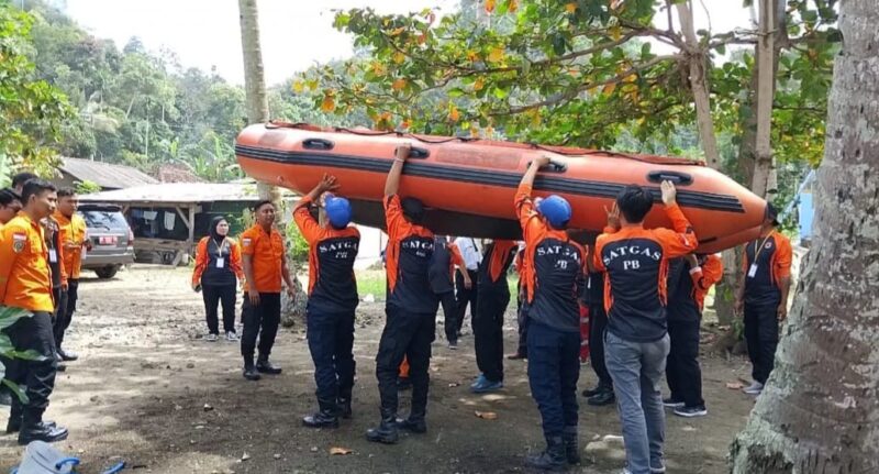 Peserta melakukan angkat perahu karet dalam pelatihan water rescue BPBD Tanggamus, Rabu 13 Agustus 2025 | Herdi/Media Prioritastv.com.