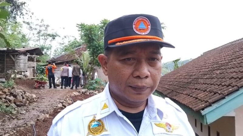 Kalak BPBD Tanggamus Irvan Wahyudi saat meninjau langsung lokasi longsor di Pekon Pekondoh Kecamatan Cukuh Balak, Rabu 13 Agustus 2025 |Herdi/Prioritastv.com.