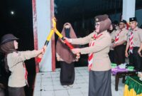 Bendahara Pramuka Tanggamus, Afrida Susanti saat melepas pawai obor di Kota Agung, Rabu 13 Agustus 2025 | Herdi/Media Prioritastv.com.