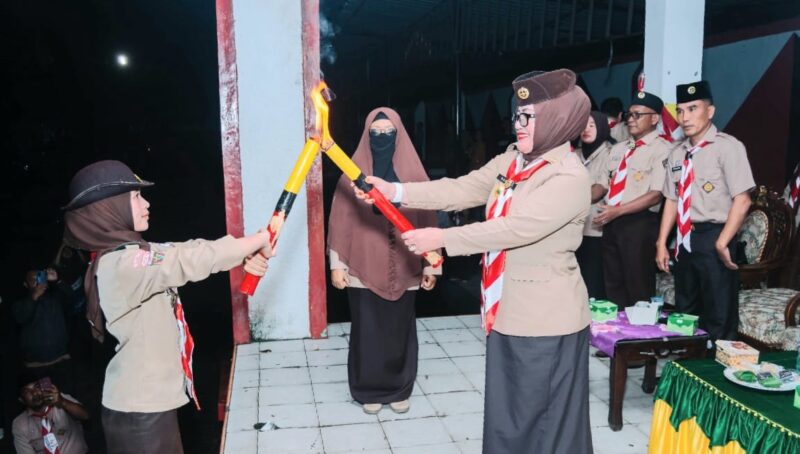 Bendahara Pramuka Tanggamus, Afrida Susanti saat melepas pawai obor di Kota Agung, Rabu 13 Agustus 2025 | Herdi/Media Prioritastv.com.