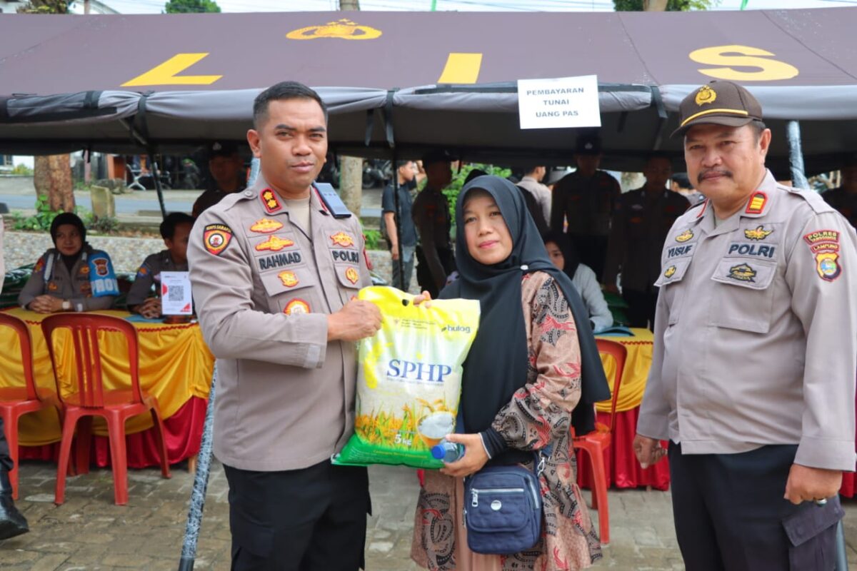 Kapolres Tanggamus AKBP Rahmad Sujatmiko saat menyerahkan beras dalam GPM di Rest Area Gisting, Kamis 14 Agustus 2025 | Herdi/Media Prioritastv.com.