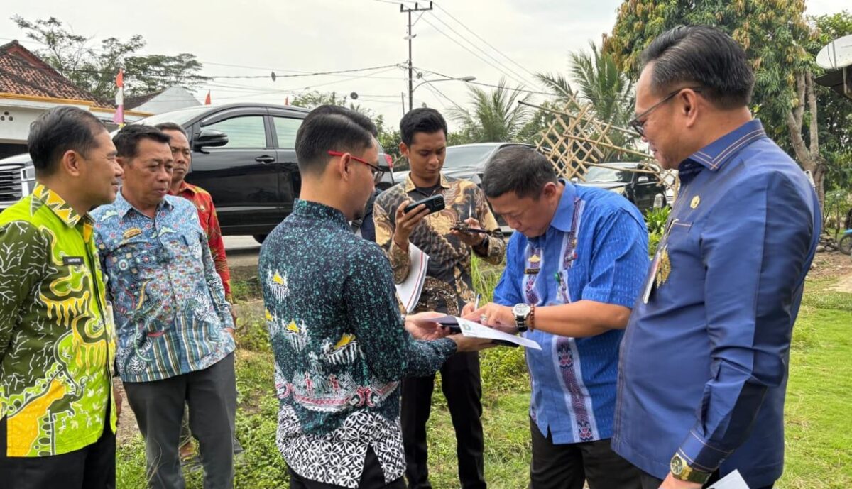 Asisten II Hendra Wijaya Mega saat menjelaskan secara detail kesiapan SPPG di 3 Kecamatan Tanggamus kepada tim survey, Kamis 14 Agustus 2025 | Herdi/Media Prioritastv.com.