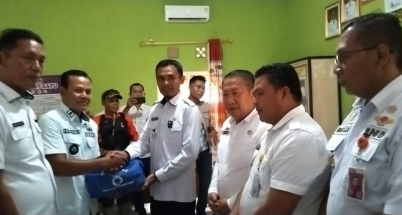 Wabup Tanggamus Agus Suranto saat menyerahkan bantuan di Pekon Pekondoh, Cukuh Balak, Tanggamus, Rabu 14 Agustus 2025 | Herdi/Media Prioritastv.com.