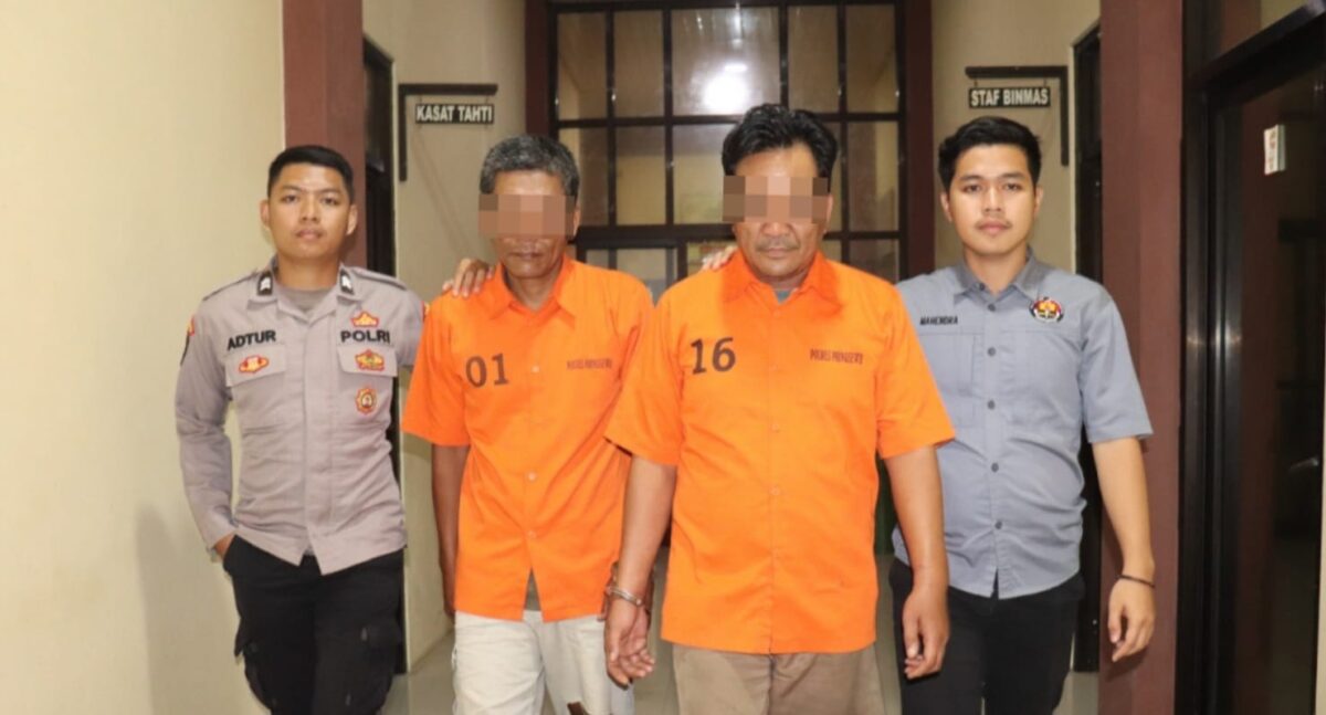 Kedua tersangka saat digiring ke sel tahanan Polres Pringsewu, Kamis 14 Agustus 2025 | Dok. Humas Polres Pringsewu.