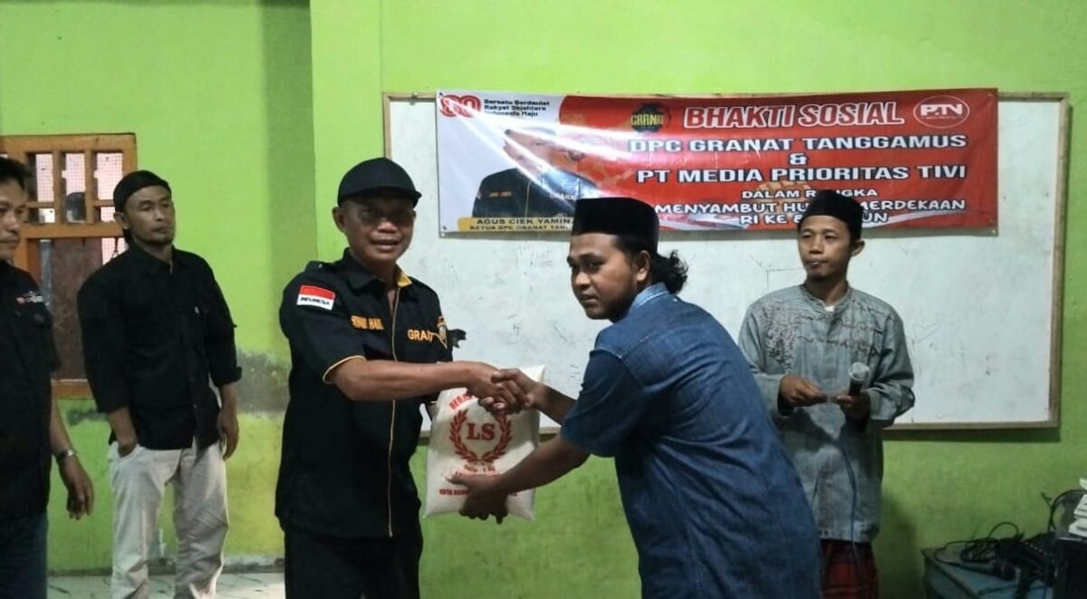 Penyerahan bantuan sosial beras kepada  masyarakat oleh perwakilan Ketua Granat Tanggamus di Ponpes Nurul Falah, Kapuran, Pasar Madang, Kota Agung, Kamis 14 Agustus 2025, sore | Dok. Media Prioritastv.com.