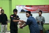Penyerahan bantuan sosial beras kepada  masyarakat oleh perwakilan Ketua Granat Tanggamus di Ponpes Nurul Falah, Kapuran, Pasar Madang, Kota Agung, Kamis 14 Agustus 2025, sore | Dok. Media Prioritastv.com.