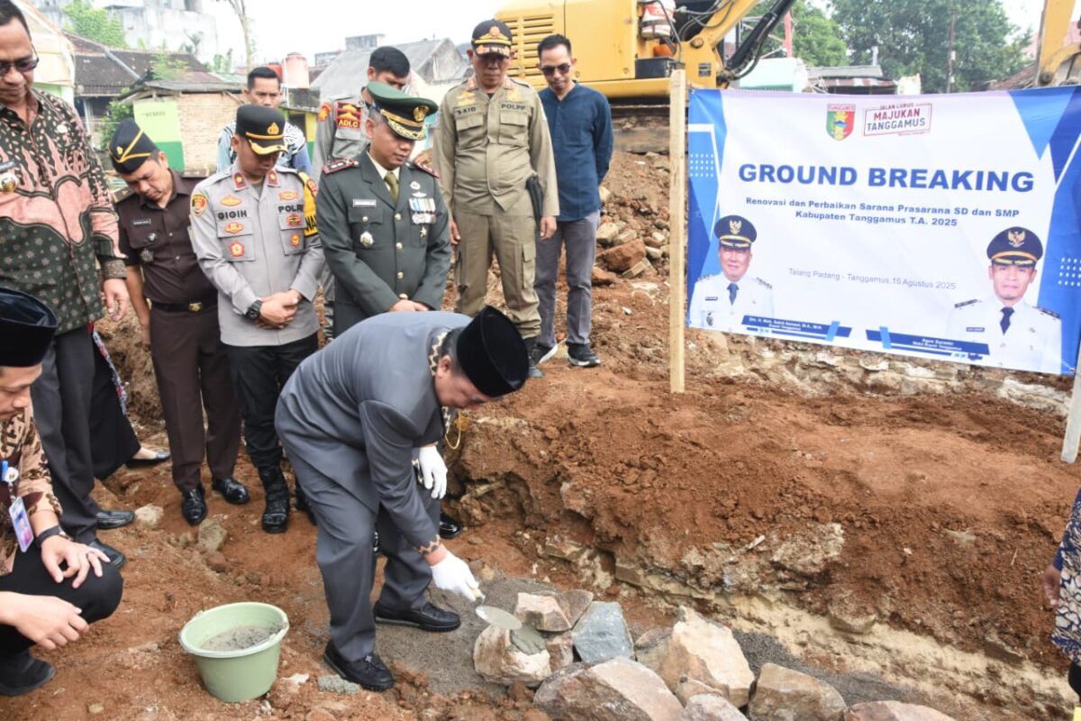 Bupati Tanggamus Moh. Saleh Asnawi saat melaksanakan groundbreaking di SDN 1 Talang Padang, Jumat 15 Agustus 2025 | Herdi/Media Prioritastv.com.