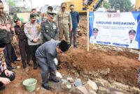 Bupati Tanggamus Moh. Saleh Asnawi saat melaksanakan groundbreaking di SDN 1 Talang Padang, Jumat 15 Agustus 2025 | Herdi/Media Prioritastv.com.
