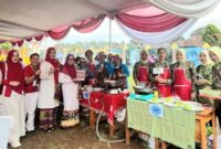 Ketua TP PKK Tanggamus, Hj. Siti Mahmudah saat meninjau stand para peserta lomba memasak di Way Lalaan, Tanggamus, Jumat 15 Juli 2025 | Herdi/Media Prioritastv.com.