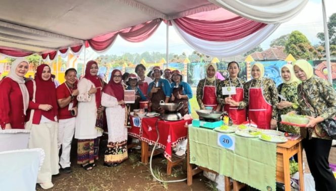 
 Ketua TP PKK Tanggamus, Hj. Siti Mahmudah saat meninjau stand para peserta lomba memasak di Way Lalaan, Tanggamus, Jumat 15 Juli 2025 | Herdi/Media Prioritastv.com.