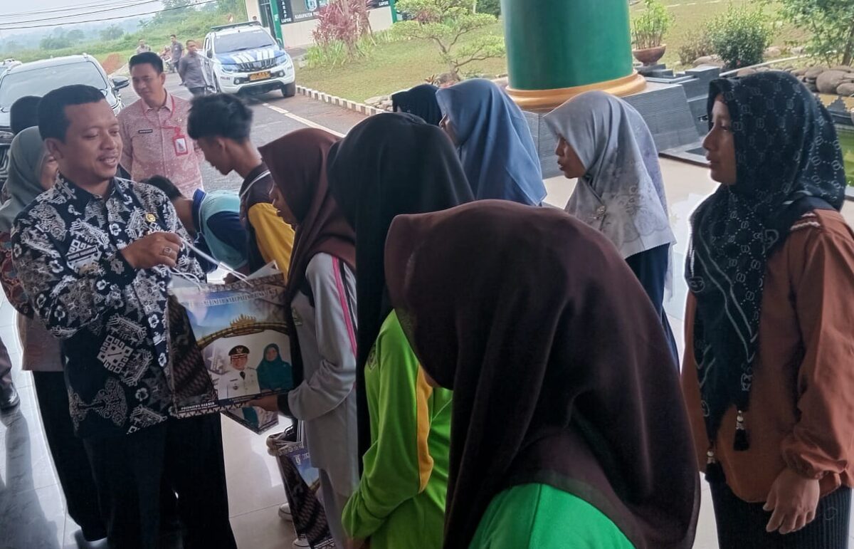 Para pelajar sekolah rakyat yang dilepas Bupati Pringsewu, Riyanto Pamungkas, Kamis 14 Agustus 2025 |