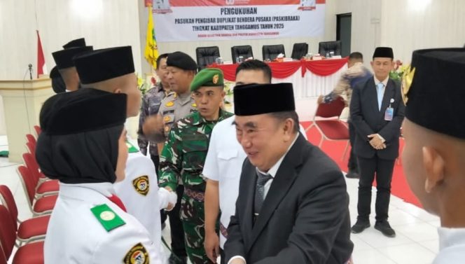 
 Bupati Tanggamus, Moh. Saleh Asnawi saat memberikan ucapan selamat usai pengukuhan Paskibraka 2025 di GFU Islamic Center Kota Agung, Jumat 15 Agustus 2025 | Herdi/Media Prioritastv.com.