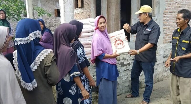 Penyaluran beras tahap ketiga asal Ketua Granat Tanggamus di area kantor PT Media Prioritas Tivi, Sabtu 16 Agustus 2025 | Herdi/Media Prioritastv.com.
