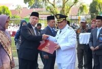 Kepala Dinas Kependudukan dan Catatan Sipil (Dukcapil) Kabupaten Tanggamus, Maradona, S.STP., M.Si. saat menerima Satyalencana yang diserahkan Bupati Tanggamus, Moh. Saleh Asnawi, Minggu 17 Agustus 2025 | Herdi/Media Prioritastv.com.