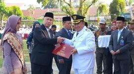 Kepala Dinas Kependudukan dan Catatan Sipil (Dukcapil) Kabupaten Tanggamus, Maradona, S.STP., M.Si. saat menerima Satyalencana yang diserahkan Bupati Tanggamus, Moh. Saleh Asnawi, Minggu 17 Agustus 2025 | Herdi/Media Prioritastv.com.