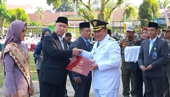 
 Kepala Dinas Kependudukan dan Catatan Sipil (Dukcapil) Kabupaten Tanggamus, Maradona, S.STP., M.Si. saat menerima Satyalencana yang diserahkan Bupati Tanggamus, Moh. Saleh Asnawi, Minggu 17 Agustus 2025 | Herdi/Media Prioritastv.com.