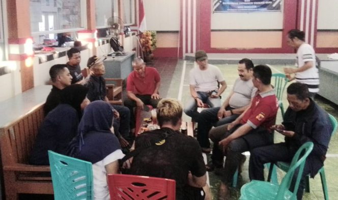 
 Suasana mediasi keluarga Sopiah dengan pihak Desa, perwakilan dari Polres Kuningan dan pihak Polsek Garawangi, Minggu 17 Agustus 2025 | Arif Rahman/Media Prioritastv.com.