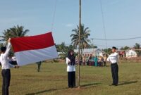 Pengibaran Bendera Merah Putih pada upacara peringatan HUT 80 RI di Pekon Pekonmon, Ngambur, Pesisir Barat, Lampung, Minggu 17 Agustus 2025 | Suroso/Media Prioritastv.com.