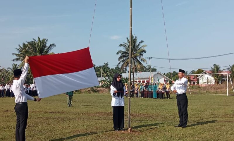 Pengibaran Bendera Merah Putih pada upacara peringatan HUT 80 RI di Pekon Pekonmon, Ngambur, Pesisir Barat, Lampung, Minggu 17 Agustus 2025 | Suroso/Media Prioritastv.com.