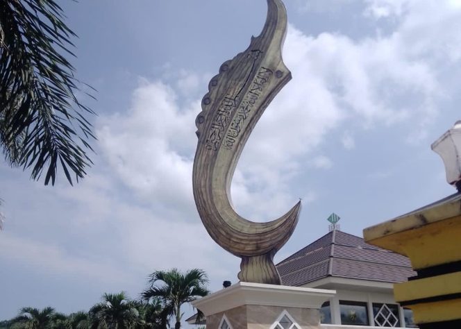 
 Patung Kujang yang menjulang megah di Desa Garawangi, Kecamatan Garawangi, Kabupaten Kuningan, Jawa Barat, Senin 18 Agustus 2025 | Arif Rahman/Media Prioritastv.com.