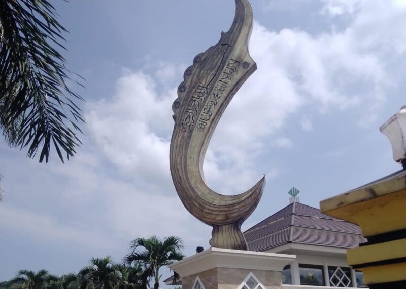 Patung Kujang yang menjulang megah di Desa Garawangi, Kecamatan Garawangi, Kabupaten Kuningan, Jawa Barat, Senin 18 Agustus 2025 | Arif Rahman/Media Prioritastv.com.