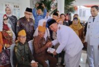Bupati Tanggamus Moh. Saleh Asnawi saat memberikan tali asih para veteran di rumah dinas Bupati, Minggu 17 Agustus 2025 | Herdi/Media Prioritastv.com.