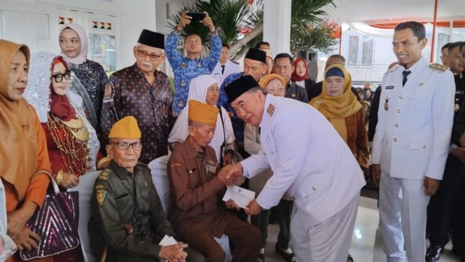 
 Bupati Tanggamus Moh. Saleh Asnawi saat memberikan tali asih para veteran di rumah dinas Bupati, Minggu 17 Agustus 2025 | Herdi/Media Prioritastv.com.
