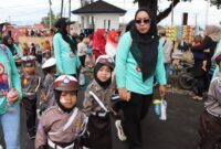 Para peserta karnaval yang akan memasuki tempat finish di taman Soekarno Kota Agung, Tanggamus, Selasa 19 Agustus 2025 | Herdi/Media Prioritastv.com.