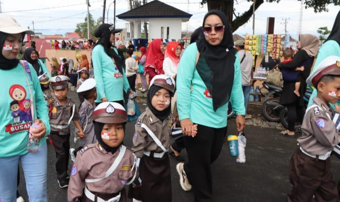 
 Para peserta karnaval yang akan memasuki tempat finish di taman Soekarno Kota Agung, Tanggamus, Selasa 19 Agustus 2025 | Herdi/Media Prioritastv.com.