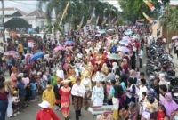 Antusiasme peserta dan penonton karnaval HUT ke 80 RI di Kota Agung, Tanggamus, Selasa 19 Agustus 2025 |