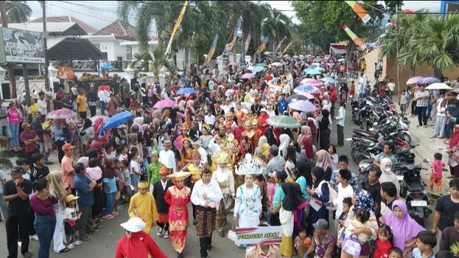 
 Antusiasme peserta dan penonton karnaval HUT ke 80 RI di Kota Agung, Tanggamus, Selasa 19 Agustus 2025 |