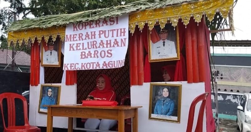 Miniatur Kantor Koperasi Merah Putih Kelurahan Baros Kecamatan Kota Agung Tanggamus ikuti karnaval HUT 80 RI di Kota Agung, Selasa 19 Agustus 2025 | Herdi/Media Prioritastv.com.