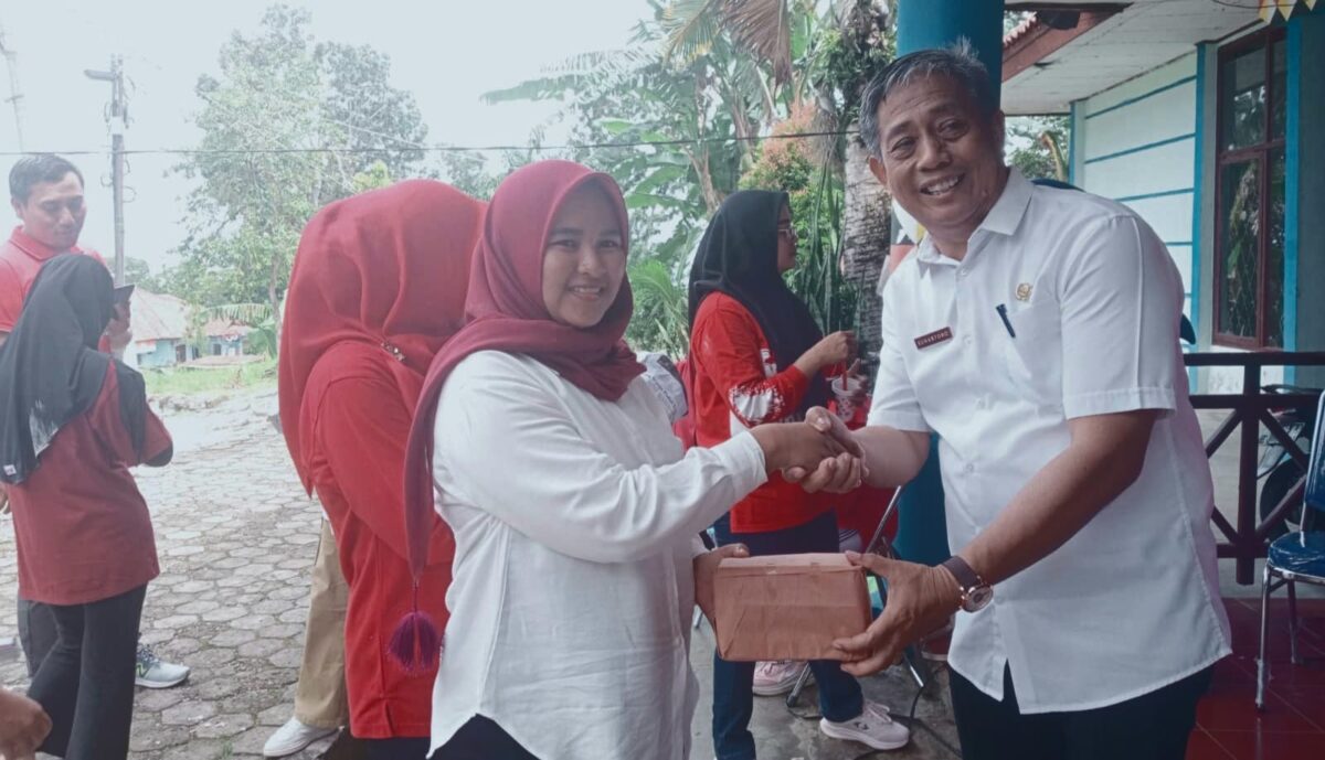 Kadis Kominfo Tanggamus Suhartono saat memberikan hadiah kepada salah satu peserta pemenang lomba, Rabu 20 Agustus 2025 | Herdi/Media Prioritatv.com.