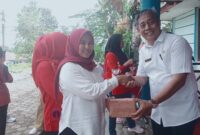 Kadis Kominfo Tanggamus Suhartono saat memberikan hadiah kepada salah satu peserta pemenang lomba, Rabu 20 Agustus 2025 | Herdi/Media Prioritatv.com.